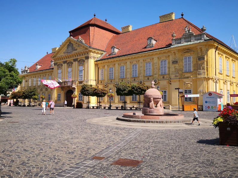 Country Apple Statue, Hungary